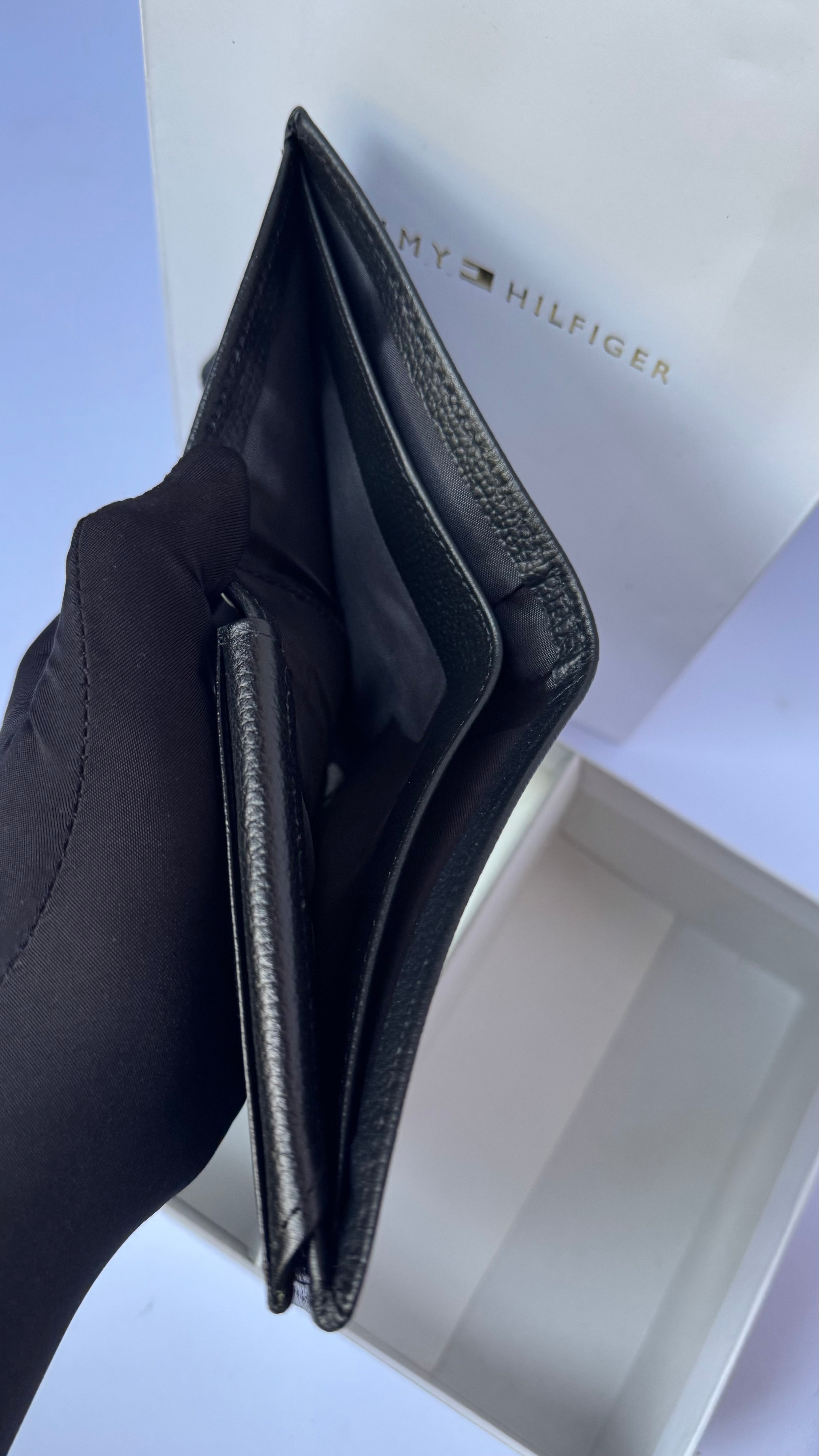 Tommy Hilfiger Wallet & Belt Gift Set