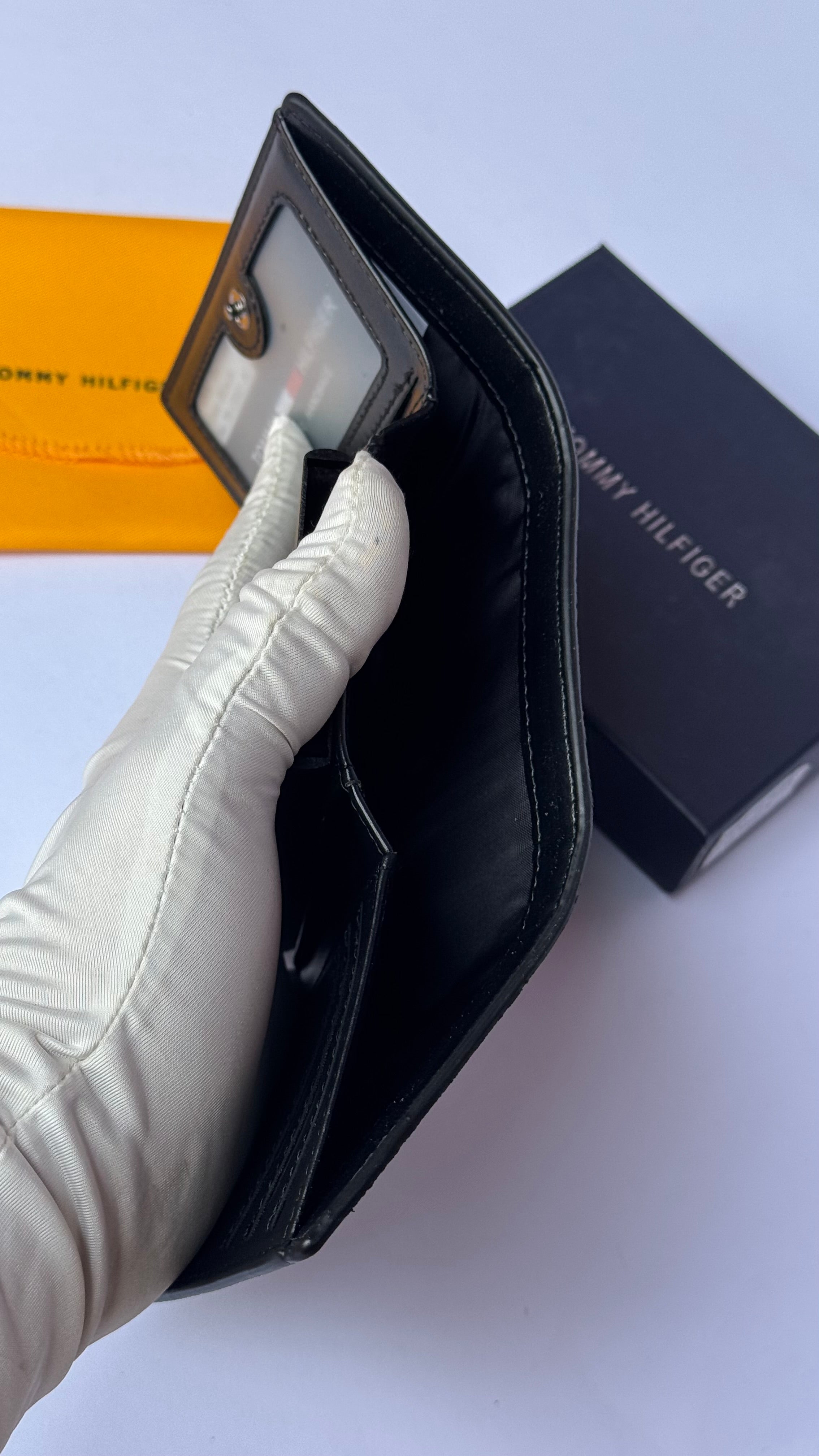 Tommy Hilfiger Automatic Trifold Wallet